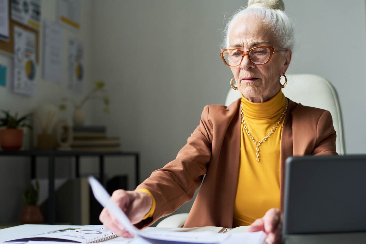 Donna legge documento