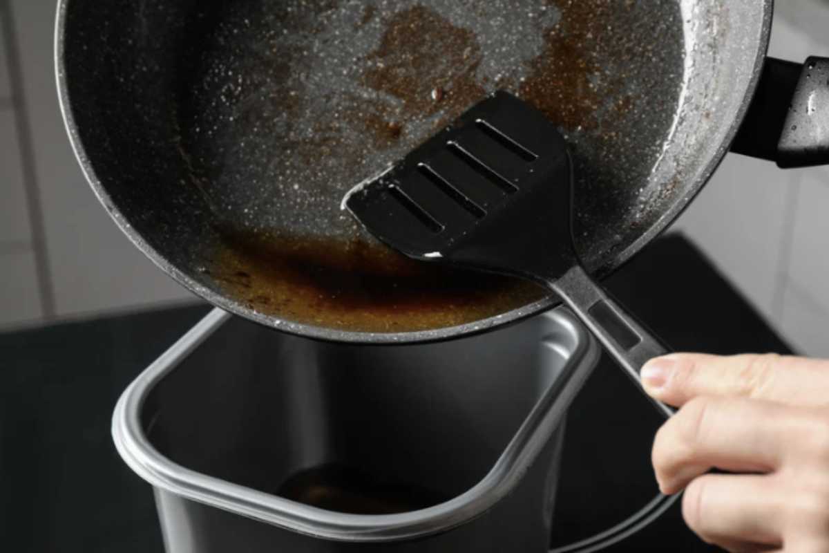 Per evitare che l’olio usato finisca negli scarichi domestici, è consigliabile raccoglierlo in bottiglie di plastica o contenitori a chiusura